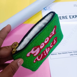 Monedero Artesanal Cosido a Mano con Cuentas, Bolsa de Almacenamiento de un Solo Compartimento, Cuentas Negras, Encanto Artesanal, Duradero, 100% Americano - Product Image 4