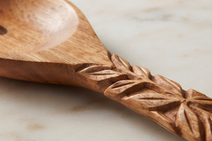 Ensemble de 2 cuillères à salade en bois sculptées à la main, design traditionnel, finition mate, pour événements de restauration et utilisation sur table. - Product Image 2