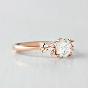 แหวนหมั้นเพชรทรงกลมสีโรสโกลด์ประดับเพชรข้างลายดอกไม้ - Product Image 3