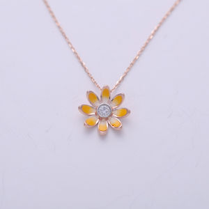 Collar con colgante de esmalte con diseño de flor adorable y piedra central cultivada en laboratorio en plata de ley 925 maciza - Product Image 1