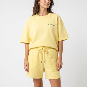 Conjunto de 2 piezas de camiseta informal de manga corta con cuello en V y estampado a rayas con pantalones cortos con cordón en la cintura, tejido de punto sólido para mujer - Product Image 6