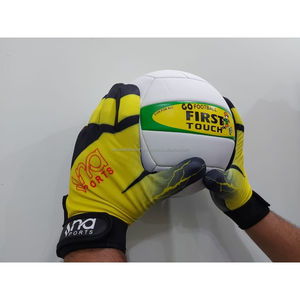 Nuevos guantes de fútbol gaélicos GAA, fabricante pakistaní, los mejores guantes con logotipo GAA, guantes gaélicos de látex de alta calidad disponibles - Product Image 1