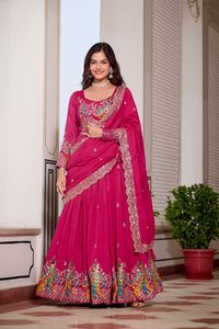 Ensemble Lehenga Choli Dupatta en micro-coton avec broderie lourde, travail de sequins et de fils, et cancan en toile avec Dori - Product Image 2