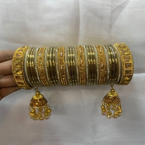 Ensemble de bracelets en velours ornés de pierres rouges et de cristaux pour femmes - Product Image 1
