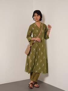 Green Printed Button Down Shirt With Three Quarter Sleeves Turn-down Collar Loose Fit Casual Woven <b>Viscose</b> Cotton Fabric - Product Image 2