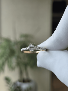 Anillo de Diamante Cultivado en Laboratorio, Certificado IGI, Pt950, 0.65 Ct, Corte Ovalado, Diseño de Banda con Acentos de Patrón en Racimo, Joyería Elegante para Mujer - Product Image 4