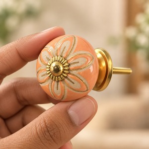 Pomo de Cerámica SHUBHAM con Diseño Floral de Melocotón y Base Dorada, Tirador Decorativo para Cajones y Muebles - Product Image 2