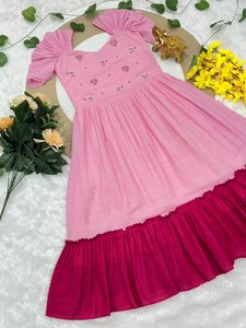 Robe élégante en coton Mul-Mul de couleur rose bébé, entièrement brodée, avec travail de fil Maggam, légère, offrant un look ethnique à la mode - Product Image 3