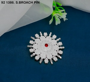 Broche à motif de feuille de fleur argentée tendance, avec cristal rouge en strass, épingles pour foulard hijab, vêtements de mode, broche pour homme et femme - Product Image 4