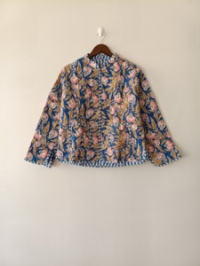 เสื้อแจ็คเก็ตผ้าฝ้าย 100% คอวี พิมพ์ลายดอกไม้ พรีเมียมสำหรับสุภาพสตรี แบบกลับด้านได้ - Product Image 1