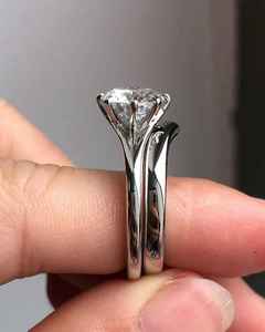 Anillo Solitario Moderno Apilable con Doble Banda en Chevron y Diamante Cultivado en Laboratorio de Corte Redondo, Oro Blanco de 14K, Joyería Fina, Regalo para Cumpleaños - Product Image 4