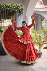 Robe longue plissée en coton rouge, style Salwar Kameez Anarkali, à manches longues, avec bordure en dentelle Gota Patti, tenue ethnique pour mariage d'hiver, Diwali et fêtes - Product Image 5