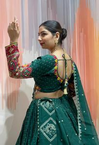 Conjunto de Ropa Étnica de Boda para Mujer, Chaniya Choli de Seda Bombay Premium con Bordado a Mano con Espejos Reales y Dupatta de Chinnon - Product Image 5