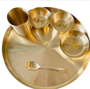 Service de table minimaliste en bronze doré Kansa, comprenant des bols et des thali à motifs imprimés, disponible à prix de gros. - Product Image 1