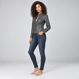 Chaqueta de cuero para mujer diseñada con un corte moderno y elegante, material duradero, forro suave y detalles clásicos para la moda diaria. - Product Image 4