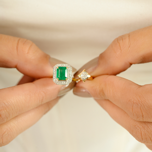 Anillo de Boda Abierto con Halo de Diamantes y Esmeralda en Oro Amarillo K18 Real de Primera Calidad, Diseño Único, Joyería Hecha a Mano al por Mayor - Product Image 2