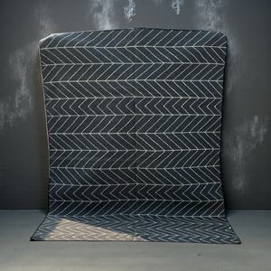 Alfombra Kilim de Lana Hecha a Mano, Diseño Abstracto Moderno, Ecológica, Antideslizante, Tejido Plano, Color Negro y Gris, Estilo Bohemio - Product Image 1