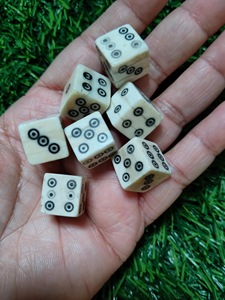 Dados Cuadrados de Cuerno de Búfalo Natural Pulido de ILAHI, Ecológicos, con Patrones Únicos, para Amantes de la Religión, Feng Shui, Juegos de Rol y Mesa - Product Image 2