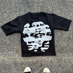 เสื้อยืดผู้ชายสีดำลายกราฟิกมือกำลังอธิษฐานถือเงิน สไตล์สตรีทแวร์ทรงโอเวอร์ไซส์แบบครอป - Product Image 5