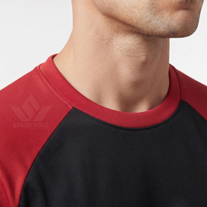 เสื้อรักบี้คอวีแขนสั้นสีแดงดำสำหรับผู้ชาย ผ้าโพลีเอสเตอร์ซับเหงื่อ ระบายอากาศได้ดี เหมาะสำหรับชุดทีมกีฬา - Product Image 6
