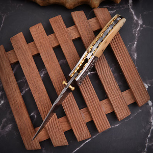 Couteau de poche pliant en acier Damas à pointe tombante avec manche en os et étui en cuir OEM ODM Vente en gros Extérieur EDC 58HRC USA Europe - Product Image 6