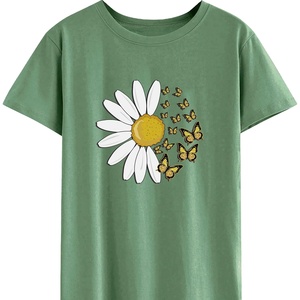 T-shirts personnalisés pour femmes, conçus avec une structure respirante offrant un ajustement confortable et un look élégant au quotidien - Product Image 1