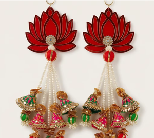 Décoration murale traditionnelle en tissu rouge avec des pompons en forme de lotus pour la décoration intérieure de Diwali - Product Image 4