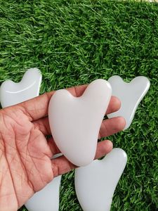 Outil de massage Gua Sha en résine verte, cuillère de raclage facial, forme personnalisée, exfoliant de soin beauté, technique de moulage de statues en résine - Product Image 6