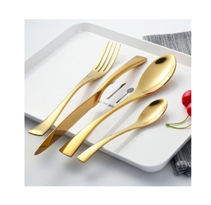 Ensemble de couverts Golden Hour style 24 carats – Service de table 4 pièces en acier inoxydable courbé – Ustensiles minimalistes dorés brillants - Product Image 4