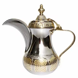Cafetera árabe Dallah de acero inoxidable pulido a espejo con base en relieve de escamas de pez doradas para banquetes de alta gastronomía y catering de cafeterías - Product Image 1
