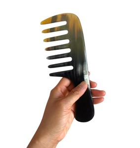 Peine de Cuerno Natural Hecho a Mano, Herramienta de Peinado y Desenredado de Cuerno de Búfalo, Superficie Lisa y Pulida, Acabado Fino - Product Image 1