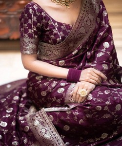 Sari de Seda Morado con Bordado Dorado Zari, Traje Tradicional Indio para Bodas, Sari Largo Estilo Banarasi Drapeado para Mujer - Product Image 3