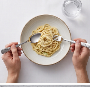 Juego de cubiertos modernos de acero inoxidable con elegante diseño de mango retorcido para bodas, comidas elegantes y elementos esenciales para la mesa. - Product Image 2