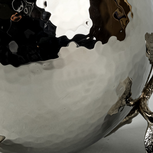 Tigela de Servir em Metal Prateado com Tema Martelado e Pés Artísticos de Folhas Botânicas para Elevar a Sua Mesa e Decoração de Luxo - Product Image 5