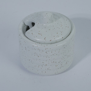 Pot à épices en céramique blanc moucheté Togarashi avec couvercle et emplacement pour cuillère 6x6cm pour la restauration, les hôtels, la vaisselle de table et le service des épices - Product Image 1