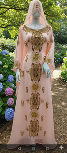Elegante Caftán Abaya de Gasa Color Durazno con Bordado Intrincado, Adornos de Cuentas Doradas, Velo con Capucha y Detalles Reales Cosidos a Mano para Fiesta - Product Image 2