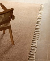 Handgefertigter marokkanischer Wollteppich mit geflochtenen Quasten, weichem Plüsch, neutralem Beige, abstraktem, modernem, umweltfreundlichem, rutschfestem Niedrigflor-Design