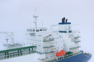Maquette de navire tanker en bois Maran Gas Achilles faite à la main - Réplique à l'échelle d'un navire de transport de GNL haut de gamme pour la décoration de la maison ou du bureau - Product Image 5