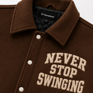 Chaqueta Varsity Marrón para Hombre con Logotipo Bordado 'Never Stop Swinging', Estilo Preppy, Cuello Camisero, Corte Regular, para Otoño - Product Image 3