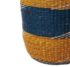 Panier en jonc de mer naturel et écologique avec motif à rayures bleues diagonales, panier à linge avec poignées - Product Image 3