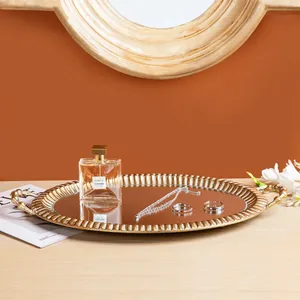 Plateau décoratif ovale en métal doré avec insert miroir et poignées, style glamour, fait main - Product Image 3