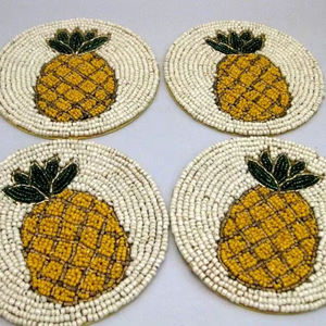 แผ่นรองแก้วลายต้นคริสต์มาสประดับลูกปัดทำมือ สำหรับชา กาแฟ สามารถปรับแต่งได้ แผ่นรองแก้วลูกปัดสไตล์ไม่ซ้ำใคร - Product Image 1