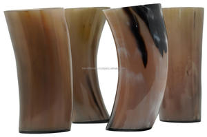 Vaso de cerveza con cuerno para ferias renacentistas, bares y tabernas temáticas disponibles al mejor precio - Product Image 5