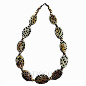 Collar de cuerno hecho a mano con tallado artístico, ideal para atuendos de diseñador y colecciones de boutiques premium. - Product Image 5