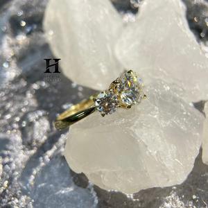 แหวนหมั้นเพชรทรงรี 2 กะรัต หรูหรา ผลิตในห้องปฏิบัติการ ทองคำ 14K สีเหลือง ประดับเพชรทรงหยดน้ำด้านข้าง พร้อมใบรับรอง - Product Image 6