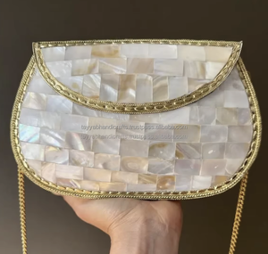 Bolso de Mano de Metal Hecho a Mano con Decoración de Resina Brillante para Fiestas y Bodas - Product Image 1