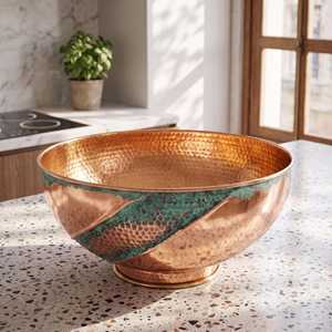 Cuenco de Cobre Martillado Artesanal con Acabado Patinado, Estilo Moderno, Resistente al Calor para Uso en la Cocina - Product Image 1