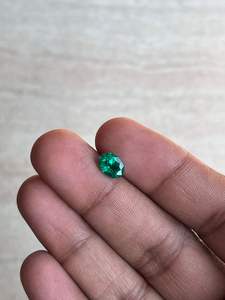 Esmeralda Verde Zambiana Natural de 6x8 mm, Corte Ovalado, Pulida, para Joyería - Product Image 3