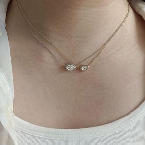 จี้เพชรทรงลูกแพร์เพาะเลี้ยงในห้องปฏิบัติการ ได้รับการรับรองจาก IGI  ตัวเรือนทองคำ โรสโกลด์ ไวท์โกลด์ หรือเงิน สี D-E-F ความใส VVS-VS พร้อมสายสร้อย - Product Image 1