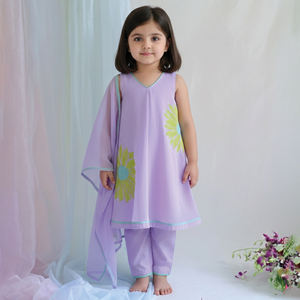 Kurti para Niñas de Excelente Calidad de Tela con Cuello en V y Diseño Floral en Color Morado Suave para Niñas de 1 a 9 Años a Bajo Precio - Product Image 3